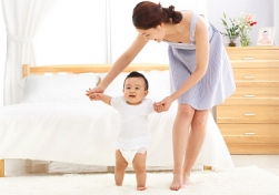 南寧月嫂公司：生了孩子請?jiān)律┻€是請婆婆來照顧，這四點(diǎn)是關(guān)鍵！